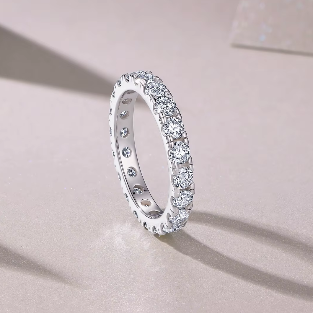 Anel de Moissanites em Prata 925 e Ouro Branco 18K